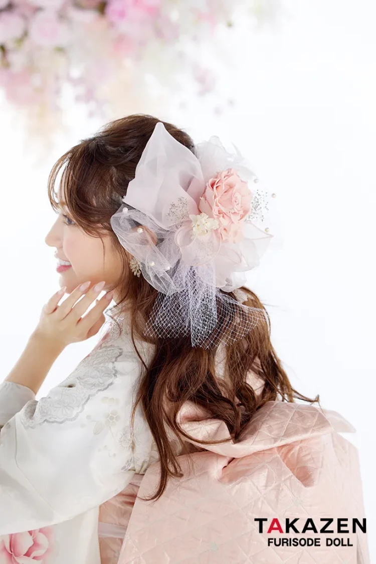 TAKAZENのレンタル振袖 ヘップバーンコスメカラー 白/ピンク 薔薇柄 一番かわいい スワロフスキー/パール付き ガーリー キルティング帯 おしゃれ 姫系 香音【通販可】26001