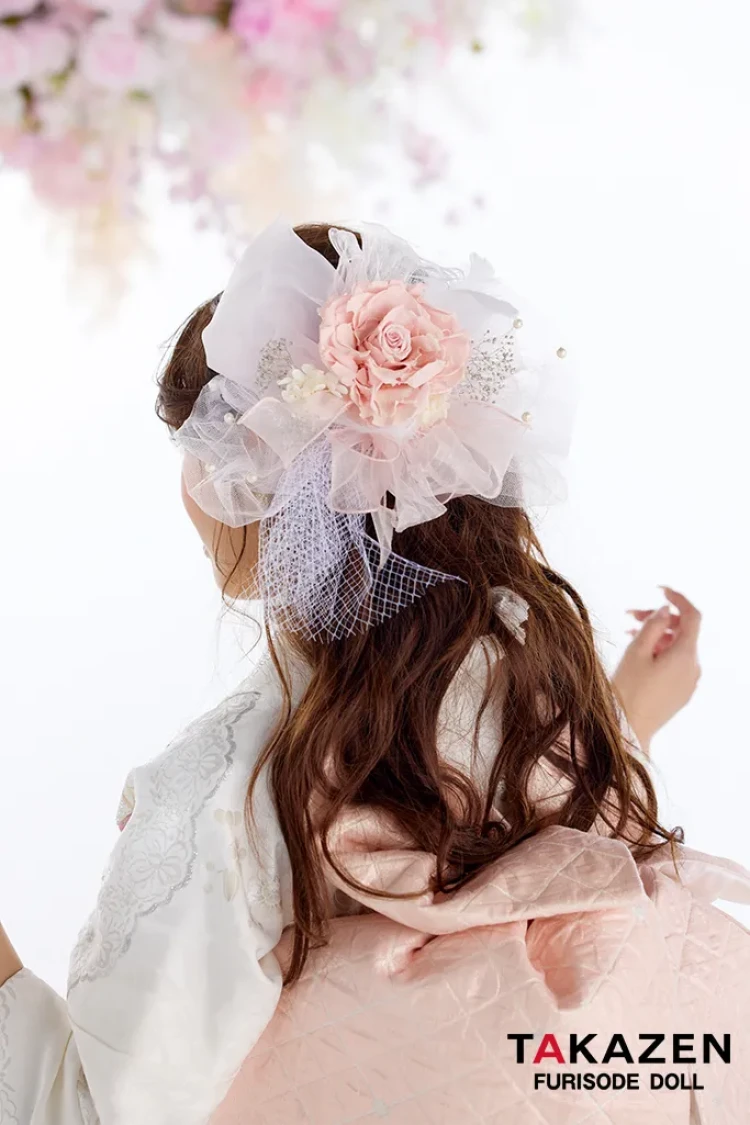 TAKAZENのレンタル振袖 ヘップバーンコスメカラー 白/ピンク 薔薇柄 一番かわいい スワロフスキー/パール付き ガーリー キルティング帯 おしゃれ 姫系 香音【通販可】26001