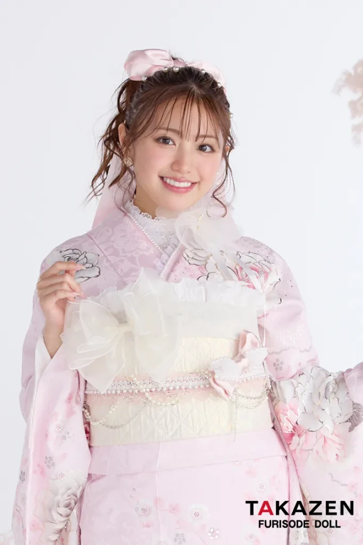 TAKAZENのレンタル振袖 ヘップバーンコスメカラー ピンク バラ柄 甘めガーリー スワロフスキー/パール付き あざとかわいい 量産型 レースインナーコーデ 香音【通販可】26002