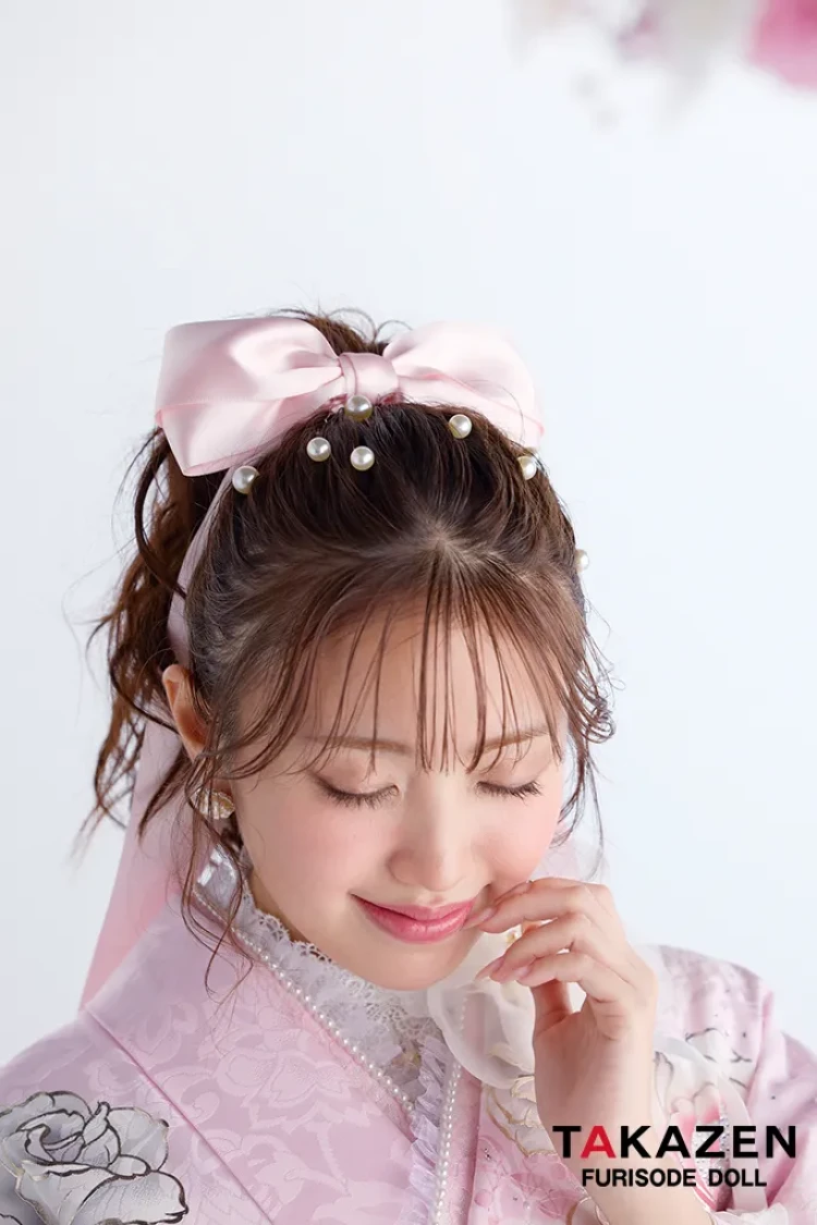 TAKAZENのレンタル振袖 ヘップバーンコスメカラー ピンク バラ柄 甘めガーリー スワロフスキー/パール付き あざとかわいい 量産型 レースインナーコーデ 香音【通販可】26002