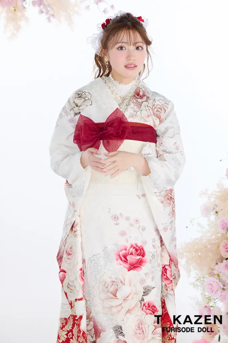TAKAZENのレンタル振袖 ヘップバーンコスメカラー 白/赤 バラ柄 キラキラ スワロフスキー/パール付き おしゃれ 一番かわいい キルティング帯 リボンコーデ 香音【通販可】26003