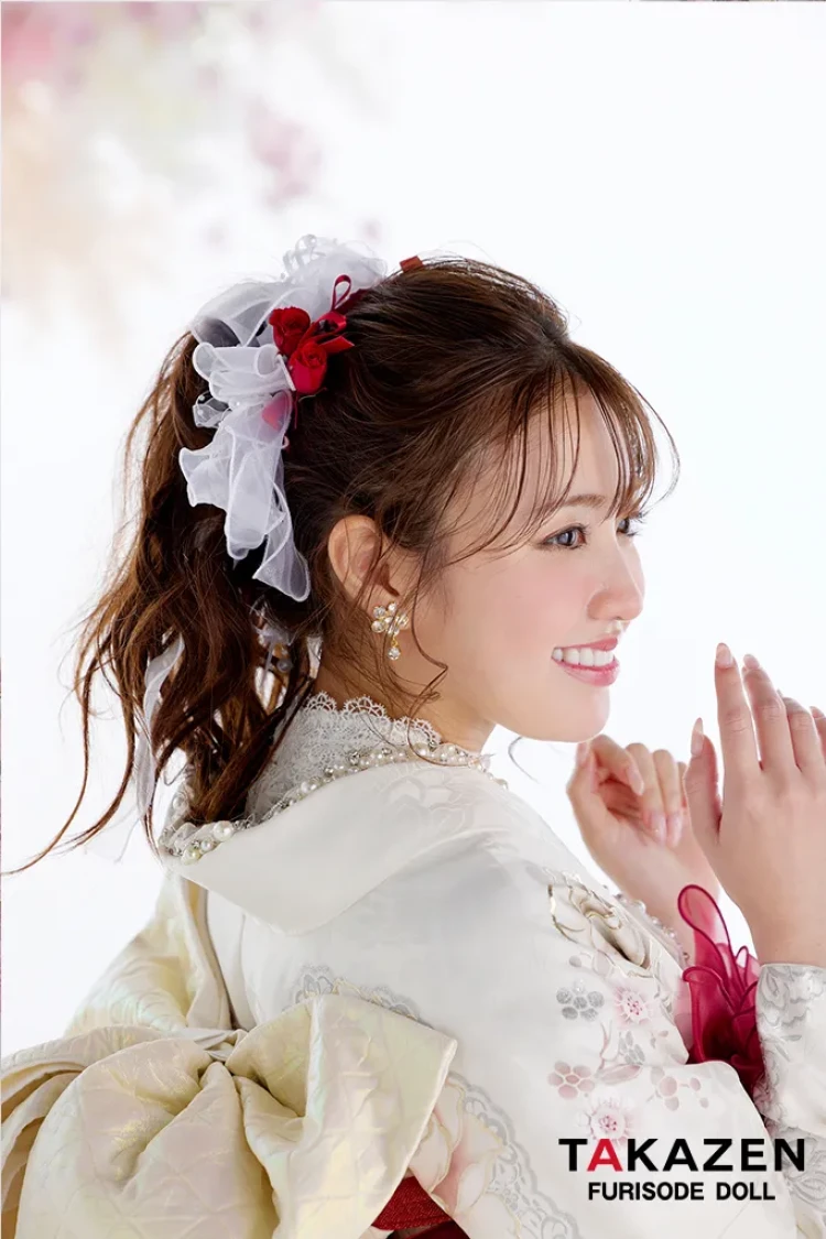 TAKAZENのレンタル振袖 ヘップバーンコスメカラー 白/赤 バラ柄 キラキラ スワロフスキー/パール付き おしゃれ 一番かわいい キルティング帯 リボンコーデ 香音【通販可】26003
