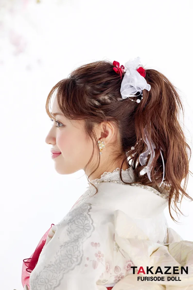 TAKAZENのレンタル振袖 ヘップバーンコスメカラー 白/赤 バラ柄 キラキラ スワロフスキー/パール付き おしゃれ 一番かわいい キルティング帯 リボンコーデ 香音【通販可】26003