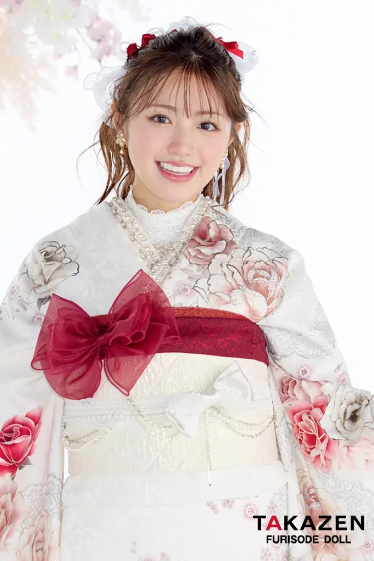 TAKAZENのレンタル振袖 ヘップバーンコスメカラー 白/赤 バラ柄 キラキラ スワロフスキー/パール付き おしゃれ 一番かわいい キルティング帯 リボンコーデ 香音【通販可】26003
