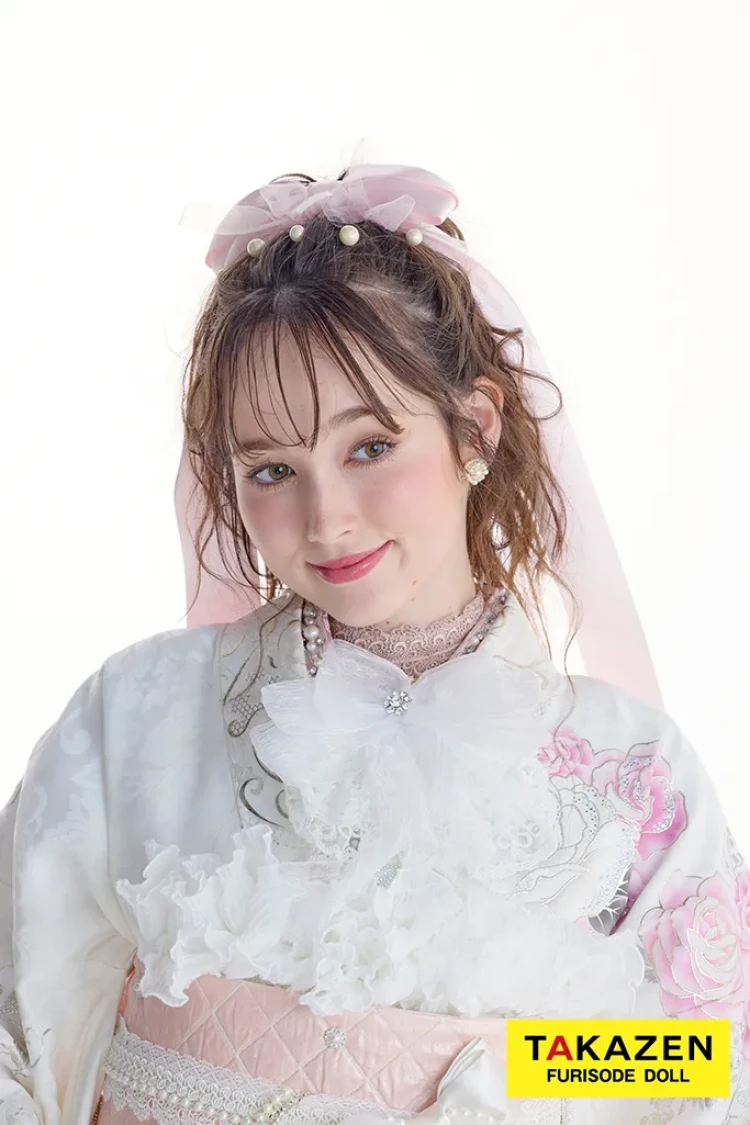 TAKAZENのレンタル振袖 ヘップバーンローズ 白/ピンク バラ柄/リボン柄 かわいい振袖 透明感 リボンアレンジ キラキラスワロフスキー付き 周防ジゼル【通販可】26009