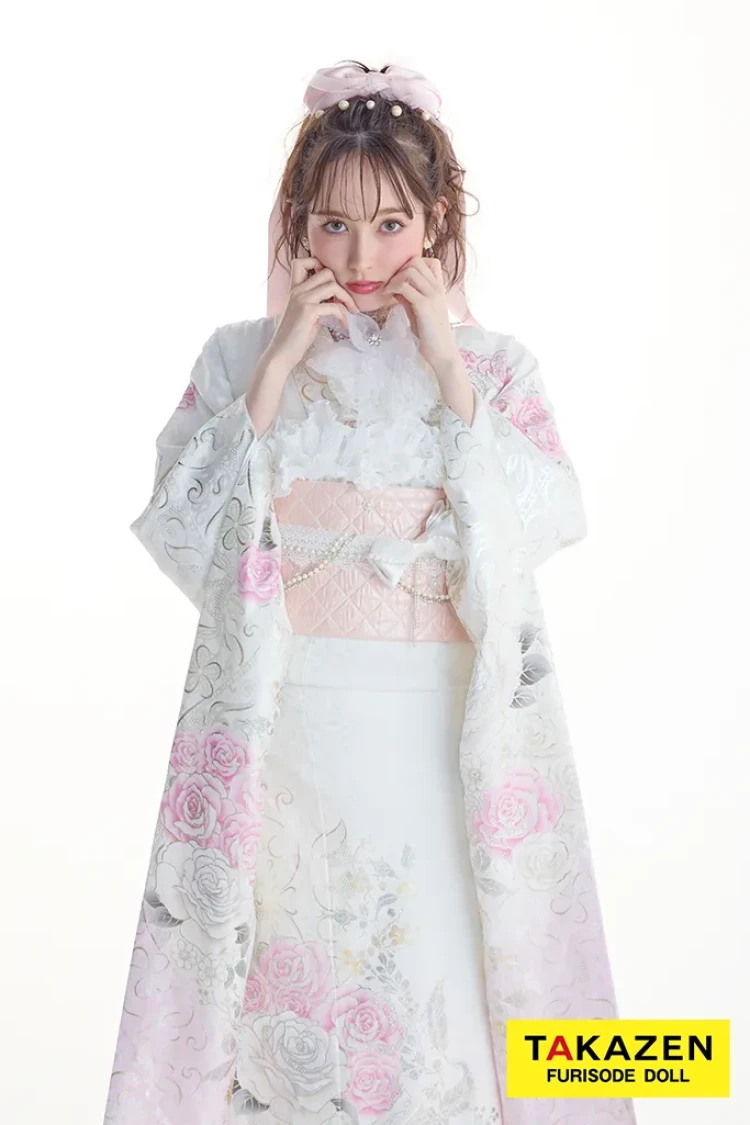 TAKAZENのレンタル振袖 ヘップバーンローズ　白/ピンク　バラ柄/リボン柄　かわいい振袖　透明感　リボンアレンジ　キラキラスワロフスキー付き　周防ジゼル【通販可】26009