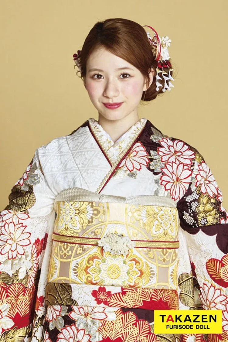 TAKAZENのレンタル振袖 プレミアム古典柄振袖 滝泰/最高級金彩刺繍絞り友禅 赤/金 鞠柄/牡丹柄 大人っぽい 絞り 白宮みずほ【通販可】26040