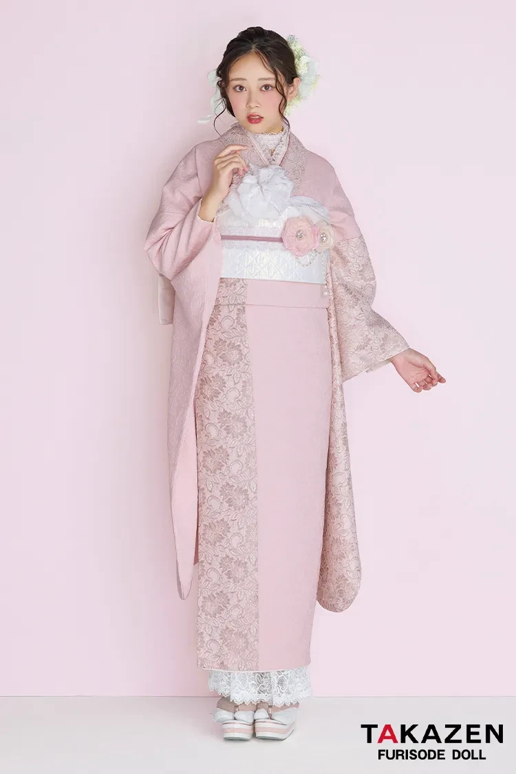 TAKAZENのレンタル振袖 くすみカラーガーリー ピンク/淡い色 無地 レース/ジャガード生地 かわいい振袖 フェミニン 量産型 レースインナーコーデ 佐藤不二子【通販可】26055