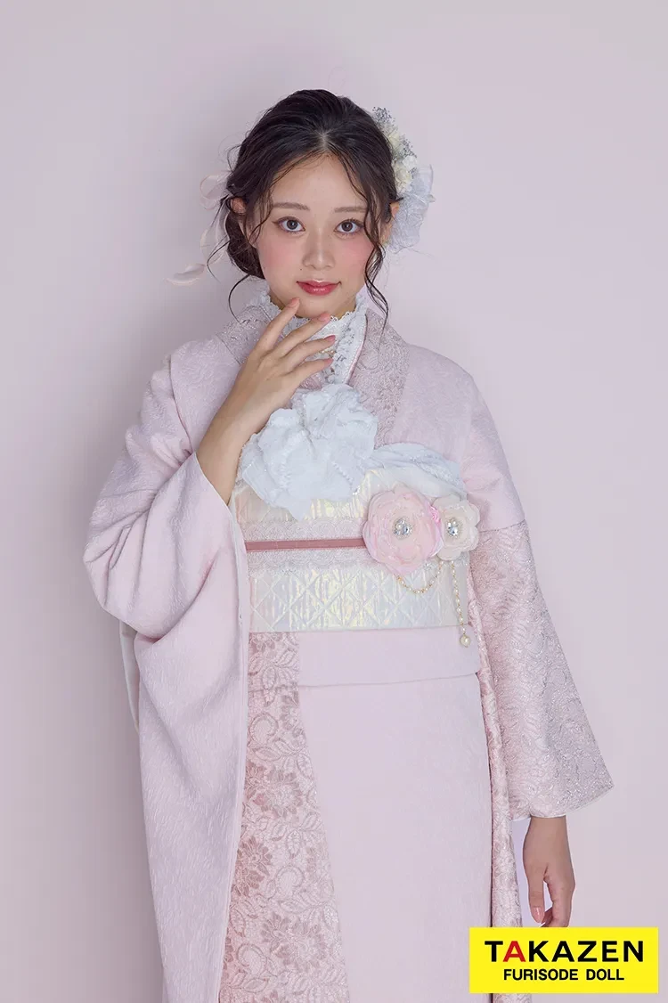 TAKAZENのレンタル振袖 くすみカラーガーリー ピンク/淡い色 無地 レース/ジャガード生地 かわいい振袖 フェミニン 量産型 レースインナーコーデ 佐藤不二子【通販可】26055