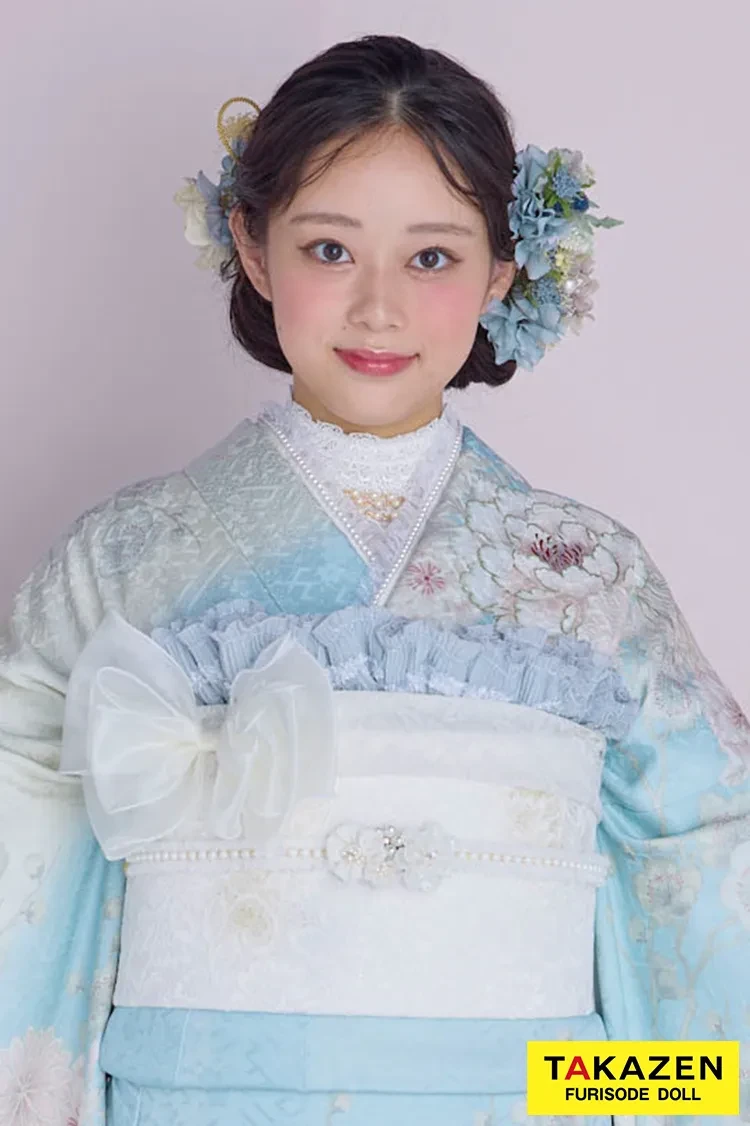 TAKAZENのレンタル振袖 くすみカラーガーリー 水色/アイスブルー/淡い色 牡丹柄 かわいい 流行 おしゃれ リボン小物コーデ 綺麗 佐藤不二子【通販可】26058