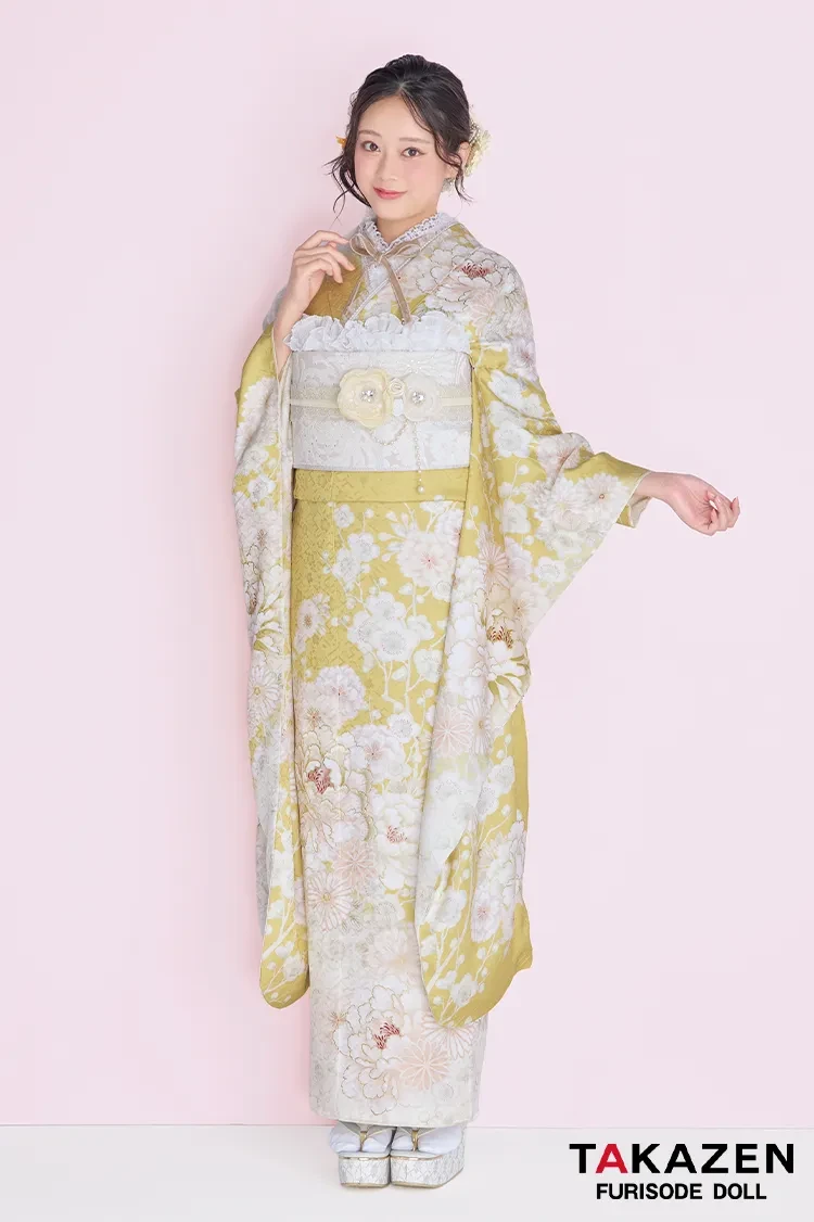 TAKAZENのレンタル振袖 くすみカラーガーリー イエロー/黄色/淡い色 牡丹柄 かわいい レース小物コーデ トレンド振袖 佐藤不二子【通販可】26059