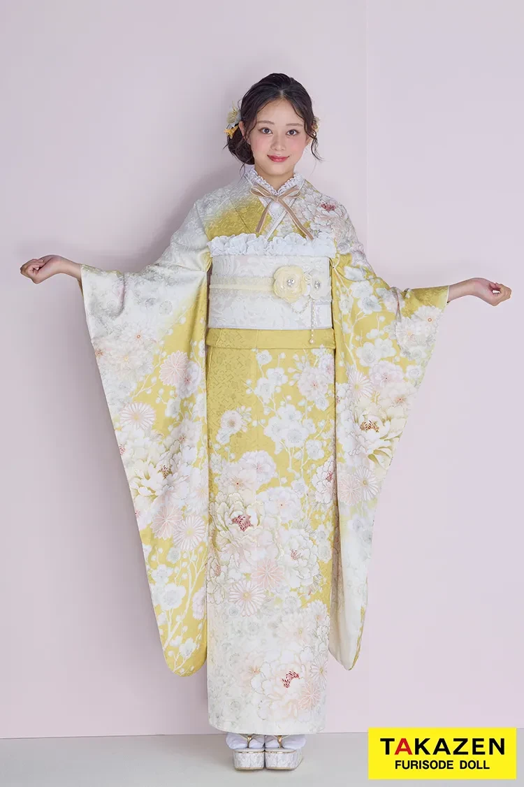 TAKAZENのレンタル振袖 くすみカラーガーリー イエロー/黄色/淡い色 牡丹柄 かわいい レース小物コーデ トレンド振袖 佐藤不二子【通販可】26059