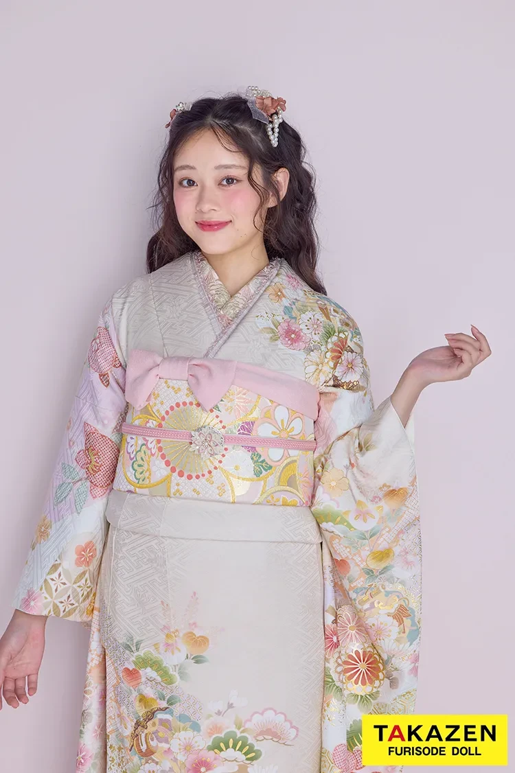 TAKAZENのレンタル振袖 くすみカラー古典 サーモンピンク/ピンクベージュ 菊柄/梅柄 かわいい 清楚 おしとやか 上品 佐藤不二子【通販可】26061