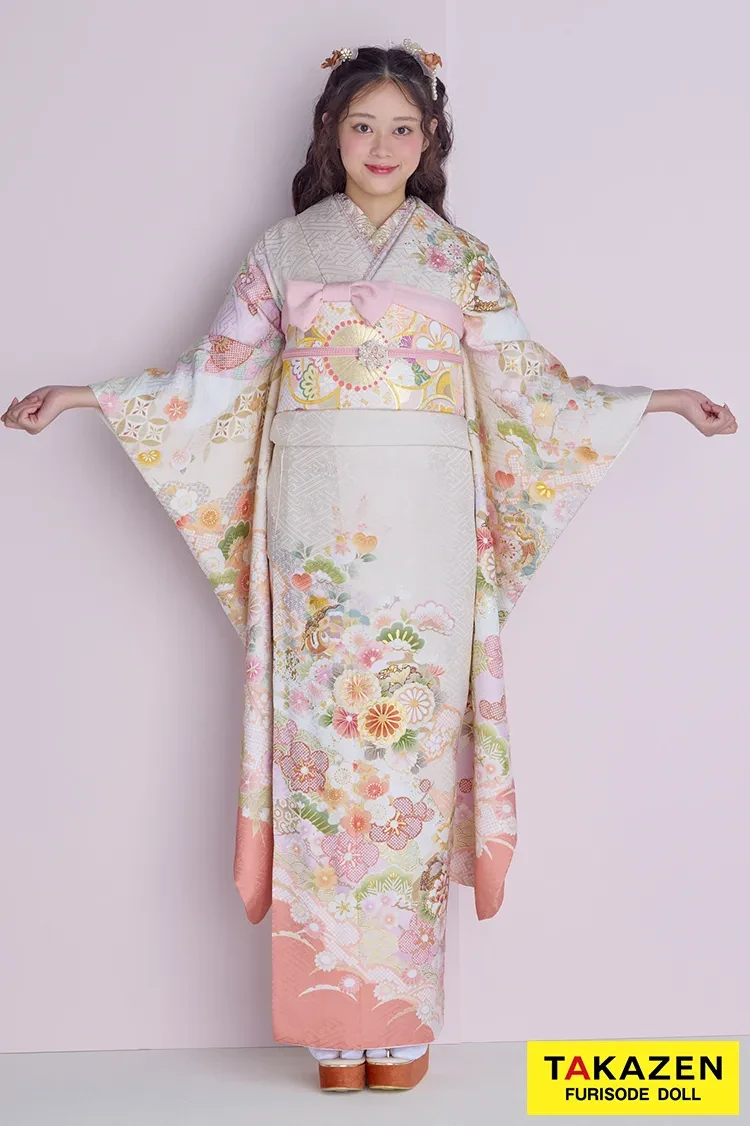 TAKAZENのレンタル振袖 くすみカラー古典 サーモンピンク/ピンクベージュ 菊柄/梅柄 かわいい 清楚 おしとやか 上品 佐藤不二子【通販可】26061