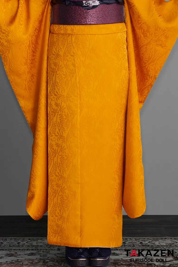TAKAZENのレンタル振袖 ヴィンテージスタイル からし/マスタード 無地 シンプル 個性派 目立つ かぶらない 派手 ブーツコーデ スタイリッシュ 南琴奈【通販可】26063