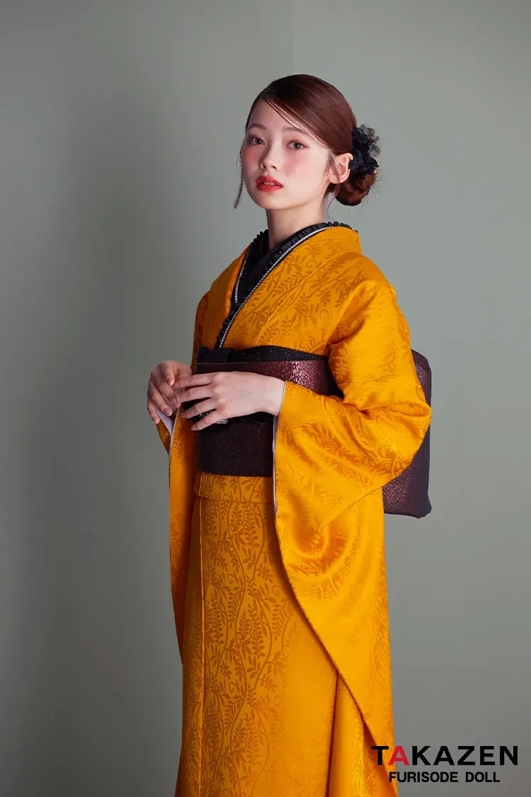 TAKAZENのレンタル振袖 ヴィンテージスタイル からし/マスタード 無地 シンプル 個性派 目立つ かぶらない 派手 ブーツコーデ スタイリッシュ 南琴奈【通販可】26063