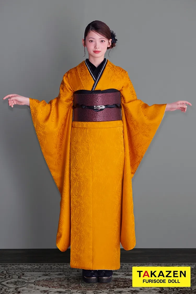 TAKAZENのレンタル振袖 ヴィンテージスタイル からし/マスタード 無地 シンプル 個性派 目立つ かぶらない 派手 ブーツコーデ スタイリッシュ 南琴奈【通販可】26063