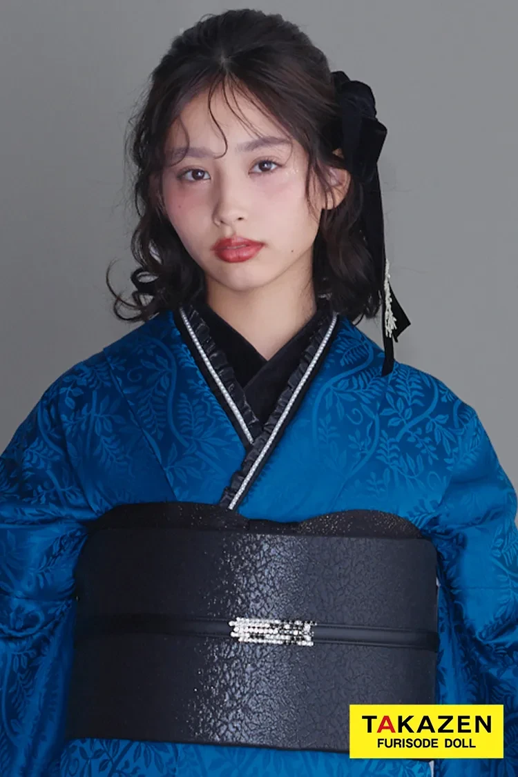 TAKAZENのレンタル振袖 ヴィンテージスタイル 青/ブルー 無地 シンプル クール 目立つ かっこいい かぶらない 派手 スタイリッシュ 谷田ラナ【通販可】26065