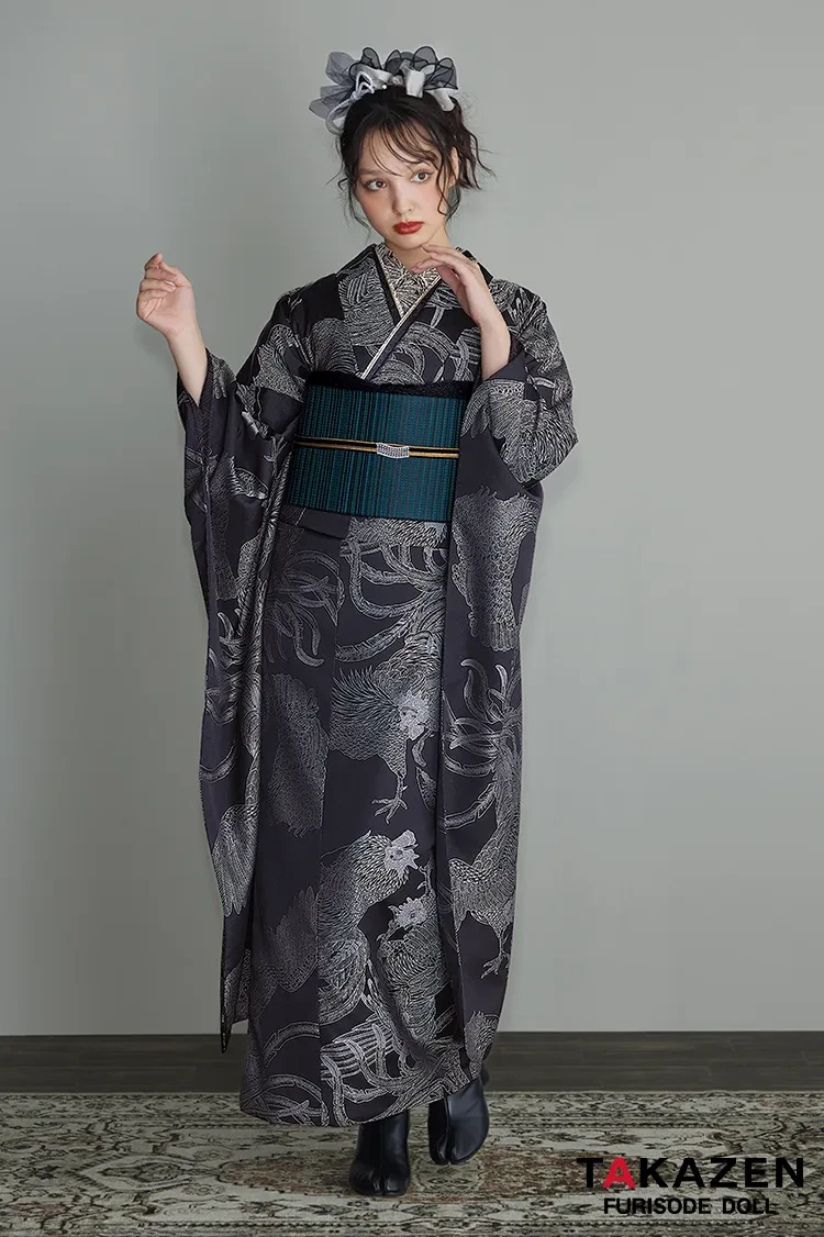 TAKAZENのレンタル振袖 ヴィンテージスタイル 黒/グレー 鶏柄 大人っぽい かっこいい クール 誰ともかぶらない振袖 ブーツコーデ 香川るな【通販可】26067