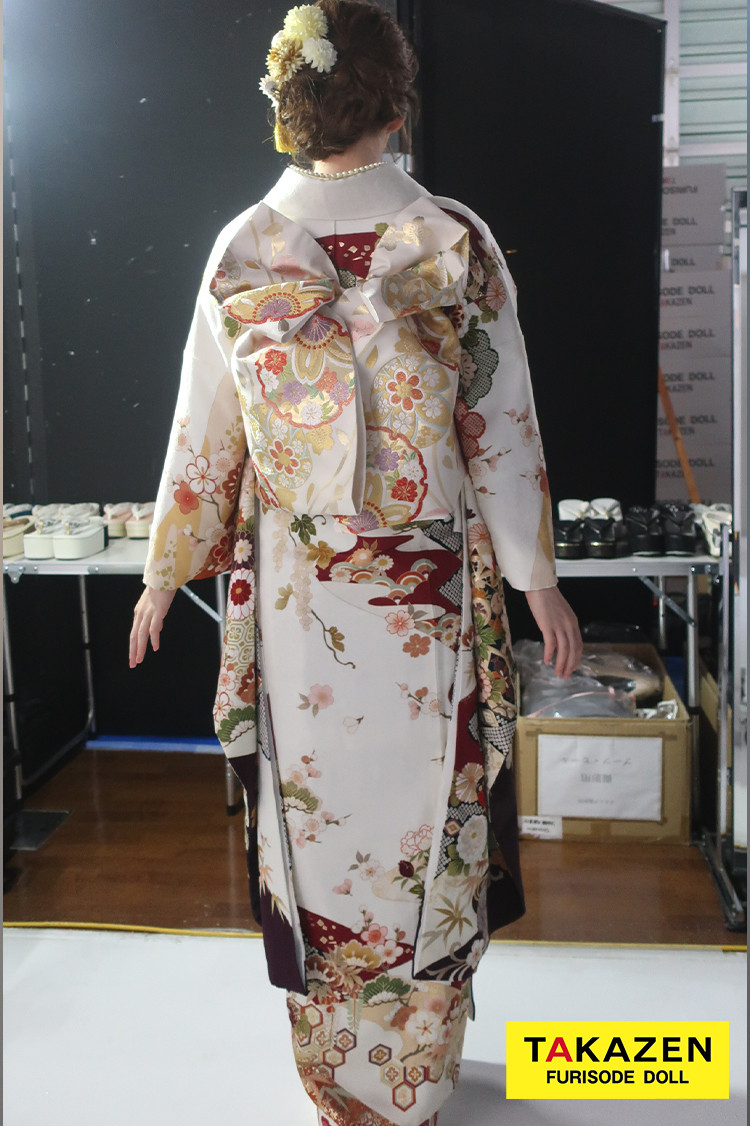 TAKAZENのレンタル振袖 正統派古典 白/白ベース 貝桶柄/菊柄 上品 大人っぽい 清楚な振袖 おしとやか 柄小さめ 白宮みずほ【通販可】26076