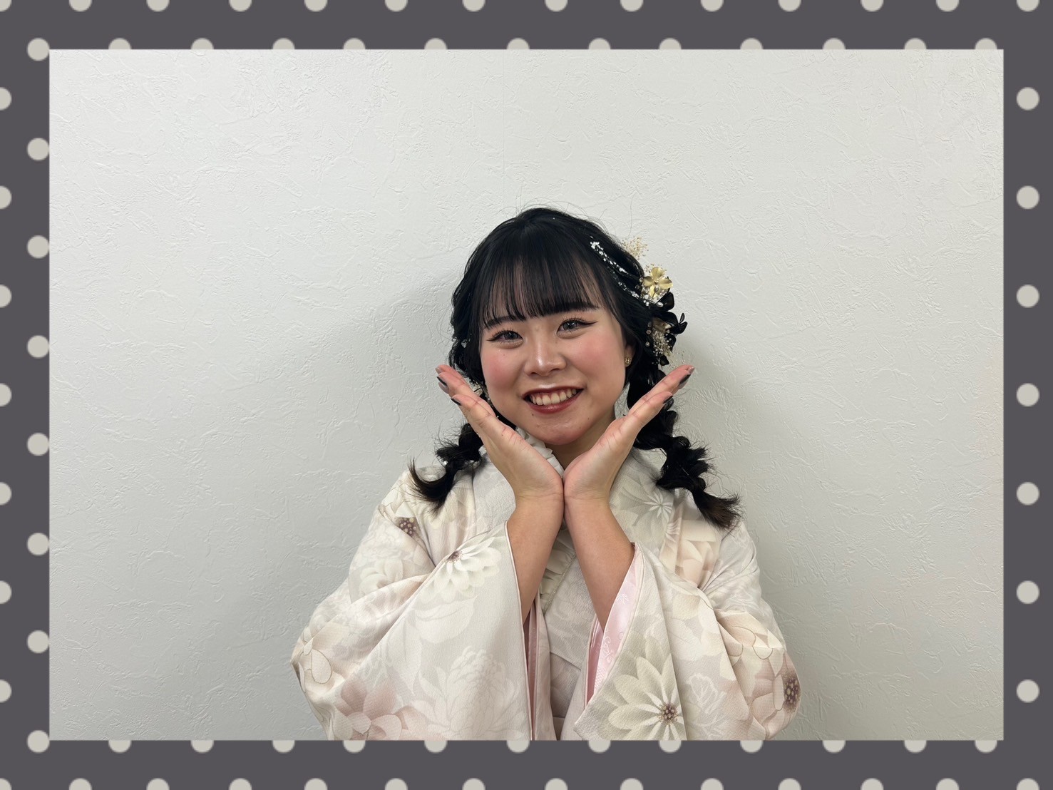 袴　レンタル　奈良　袴安い　可愛い　オシャレ　くすみ　イマドキ　レース　JAPANSTYLE×中村里砂ブランド袴　くすみカラー古典　クリーム/ブラウン　毬柄　シンプル　おしゃれ【通販可】R23036JAPANSTYLE×中村里砂ブランド袴　くすみカラー古典　クリーム/ブラウン　毬柄　シンプル　おしゃれ【通販可】R23036