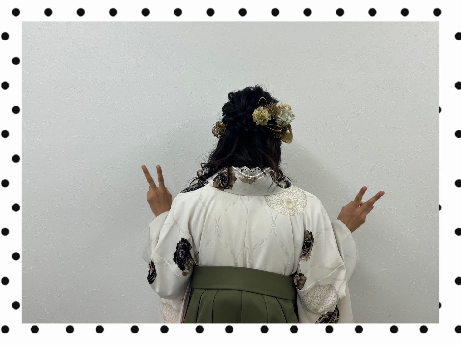 袴　レンタル　奈良　袴安い　可愛い　オシャレ　くすみ　イマドキ　レース　JAPANSTYLE×中村里砂ブランド袴　くすみカラー古典　クリーム/ブラウン　毬柄　シンプル　おしゃれ【通販可】R23036JAPANSTYLE×中村里砂ブランド袴　くすみカラー古典　クリーム/ブラウン　毬柄　シンプル　おしゃれ【通販可】R23036　JAPANSTYLE×中村里砂ブランド袴　くすみカラー古典　クリーム/ブラウン　毬柄　シンプル　おしゃれ【通販可】R23036