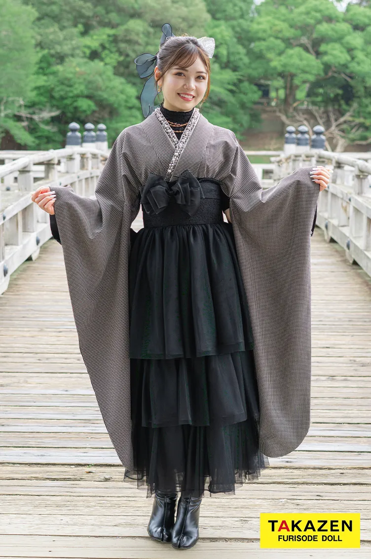 TAKAZENのレンタル袴 ヴィンテージスタイル　黒/ブラック　千鳥柄/チェック柄　ドレス袴　モダン　おしゃれ　ブーツコーデ　統一感のある着こなし【通販可】R26011