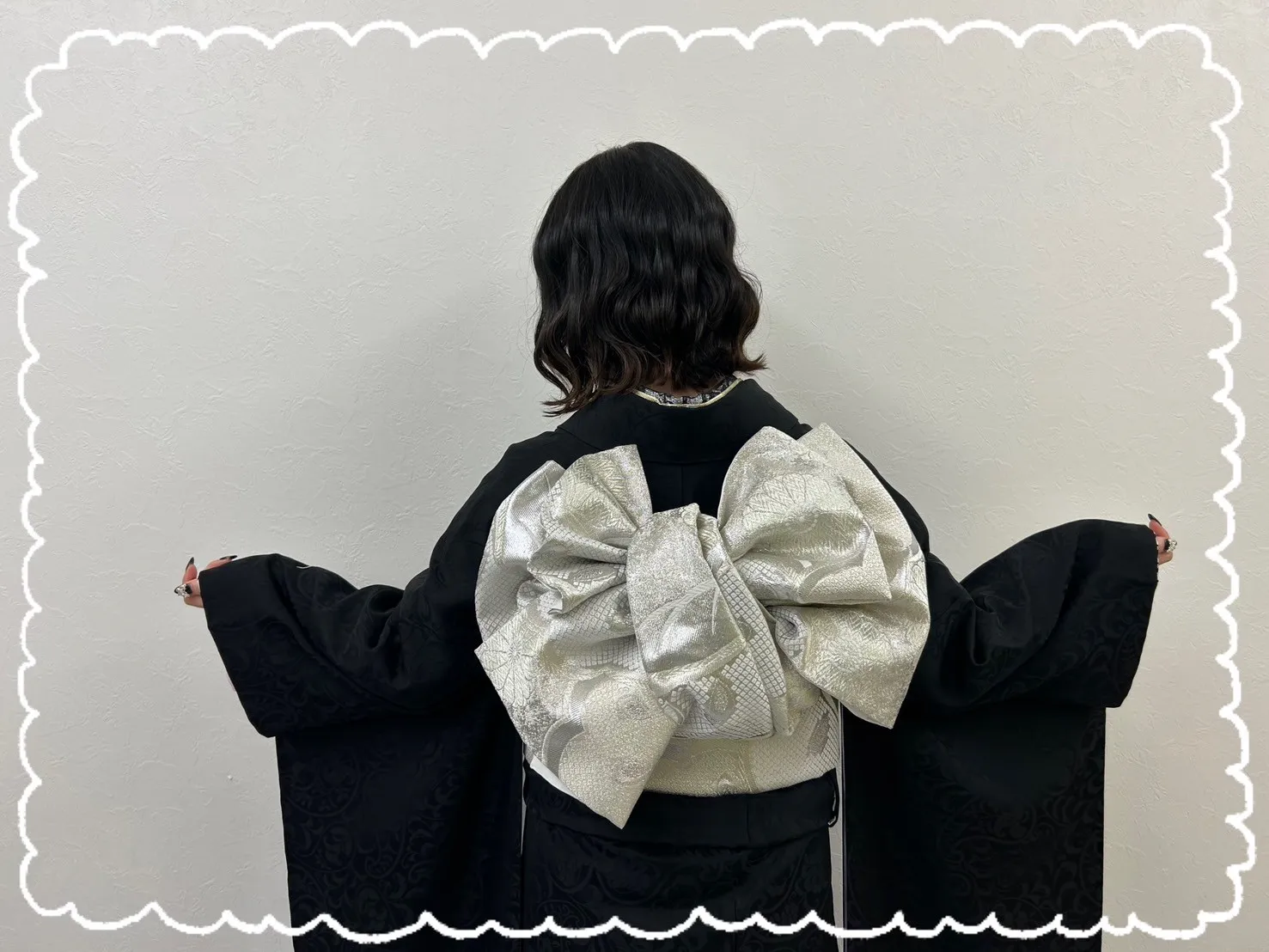 成人式　振袖　前撮り撮影会 　ヴィンテージスタイル　ブラック/黒ベース　ワンポイント刺繍　人と被らない　シンプル振袖　おしゃれな着こなし　レースインナー/ブーツスタイル