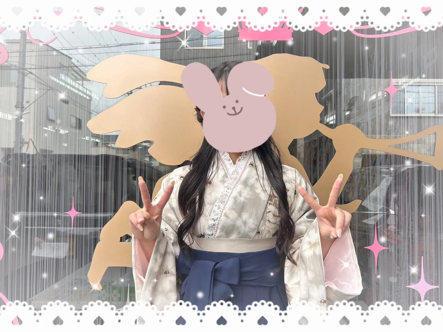 卒業式　袴　前撮り撮影会　玉城ティナ×紅一点ブランド袴　くすみベージュ/ニュアンスカラー　薔薇柄　かわいい　おしゃれ　洋風