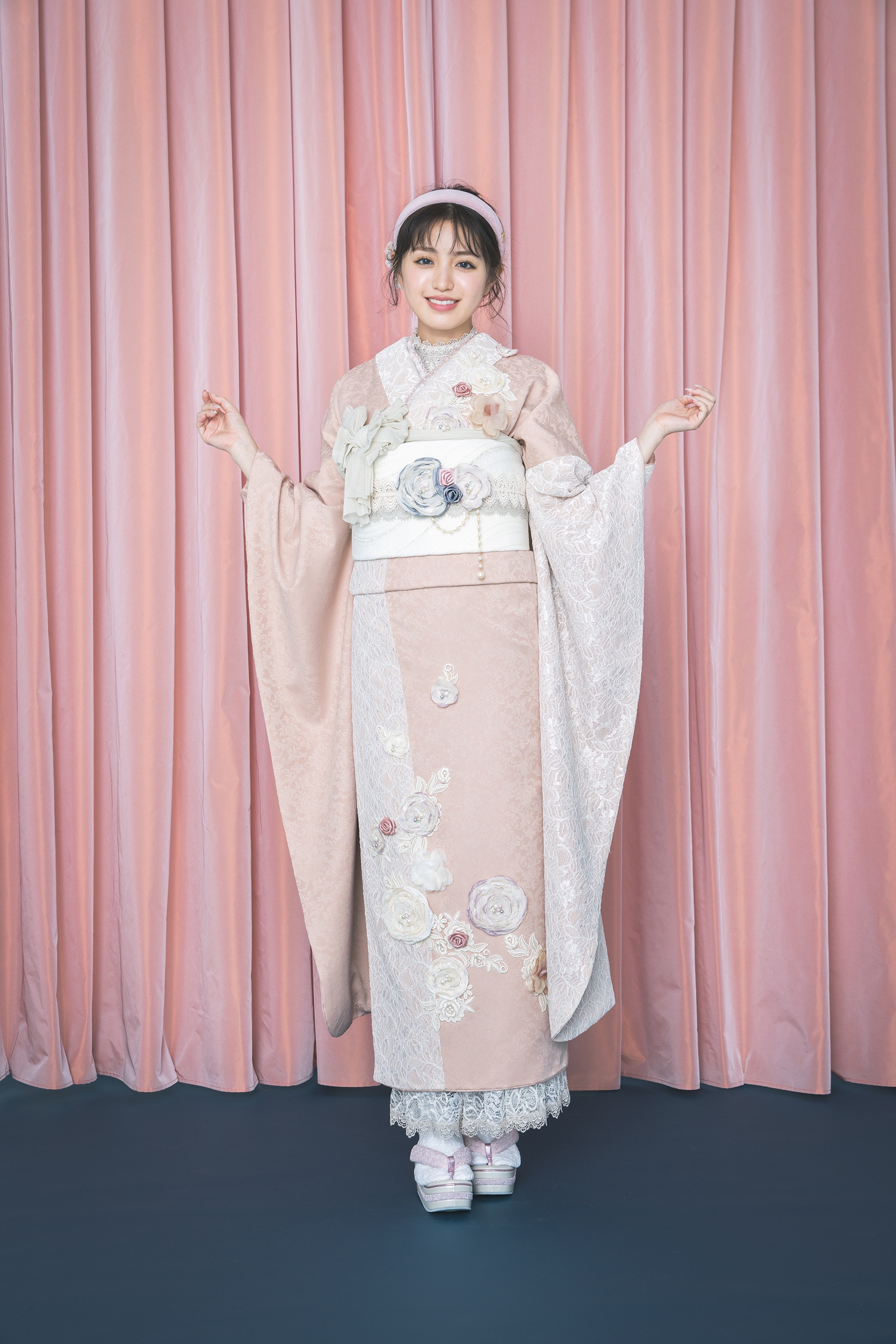 振袖　レンタル　前撮り　撮影会　可愛い　おしゃれ　かっこいい　イマドキ　くすみ　レトロ　安い　ヘップバーンミニョン　ピンクベージュ　立体花　フレンチガーリー　おしゃれ　かわいい　誰ともかぶらない　レースインナー/ブーツコーデ　香音【通販可】24008