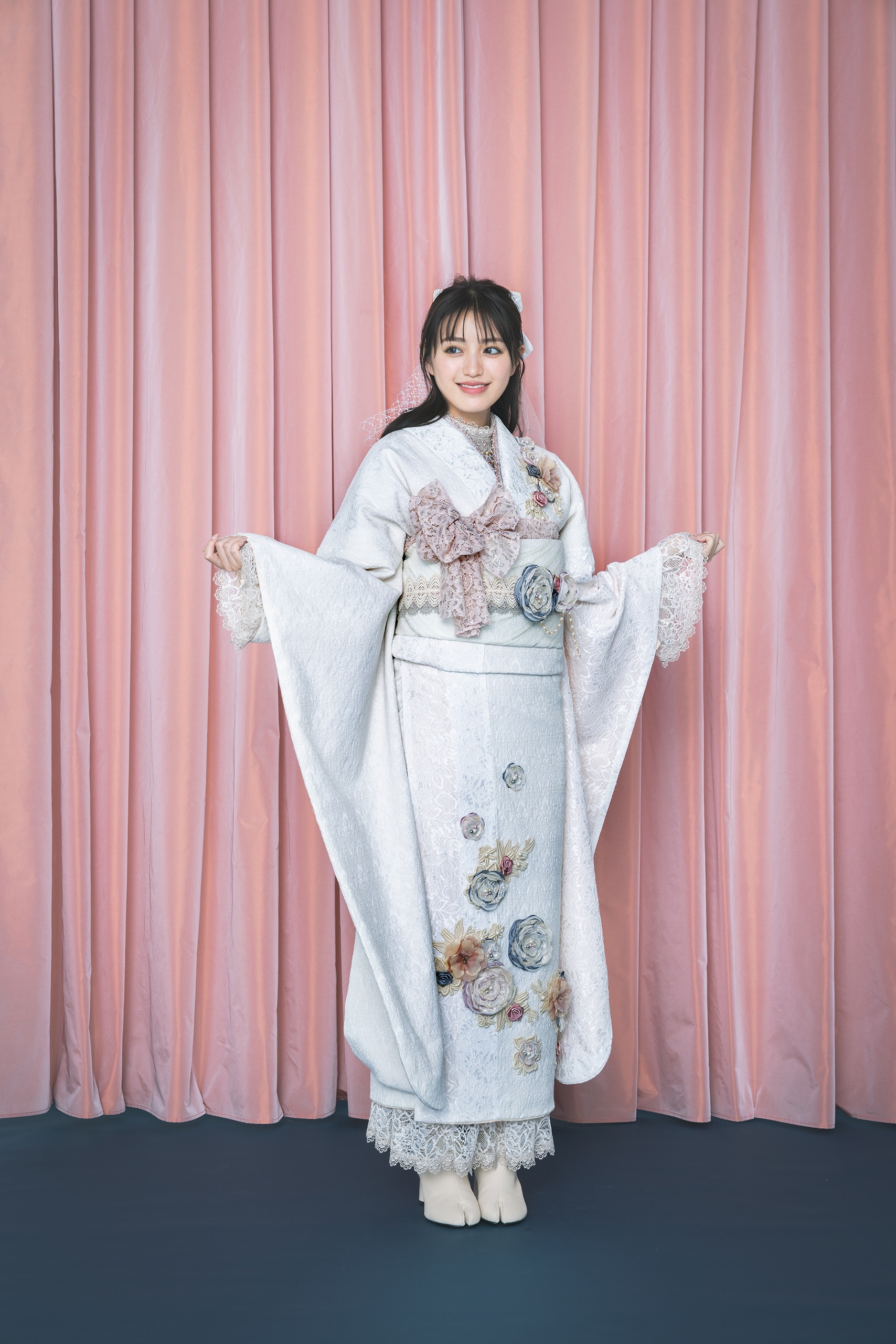 振袖　レンタル　前撮り　撮影会　可愛い　おしゃれ　かっこいい　イマドキ　くすみ　レトロ　安い　ヘップバーンミニョン　白　立体花　ジャガード生地/レース生地　フレンチガーリー　おしゃれ　誰ともらない　レースインナー/ブーツコーデ　香音【通販可】24010