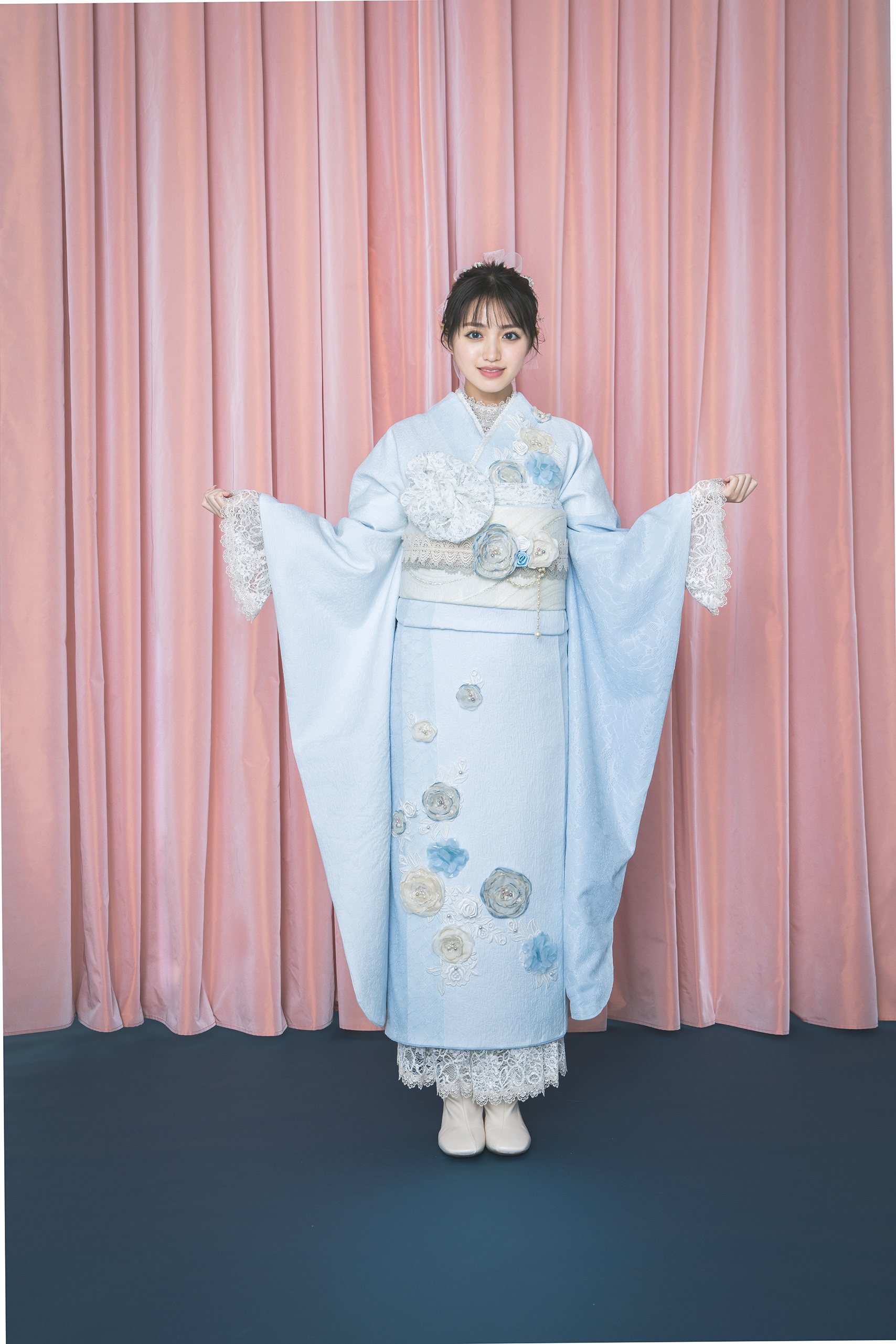 振袖　レンタル　前撮り　撮影会　可愛い　おしゃれ　かっこいい　イマドキ　くすみ　レトロ　安い　ニューヘップバーンミニョン　水色　立体花　フレンチガーリー　おしゃれ　レースインナー/ブーツコーデ　かぶらない　香音【通販可】24009