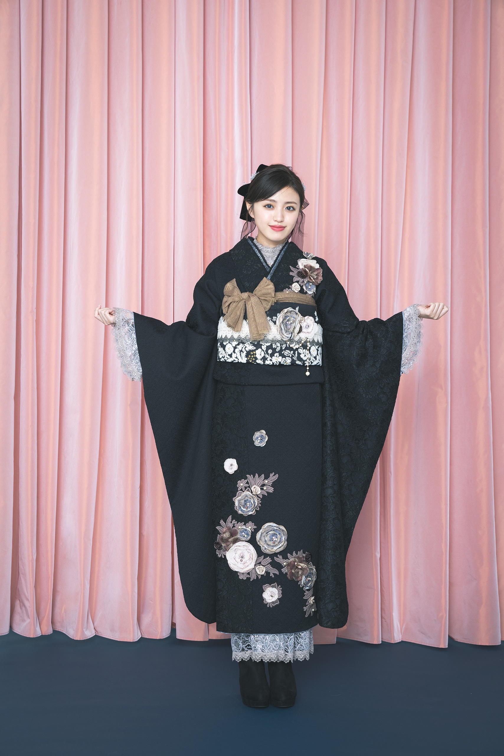 振袖　レンタル　前撮り　撮影会　可愛い　おしゃれ　かっこいい　イマドキ　くすみ　レトロ　安い　ヘップバーン“ミニョン”(かわいい)　黒　立体花　フレンチレトロ　おしゃれな　ガーリー　レースインナー/ブーツコーデ　香音【通販可】24011