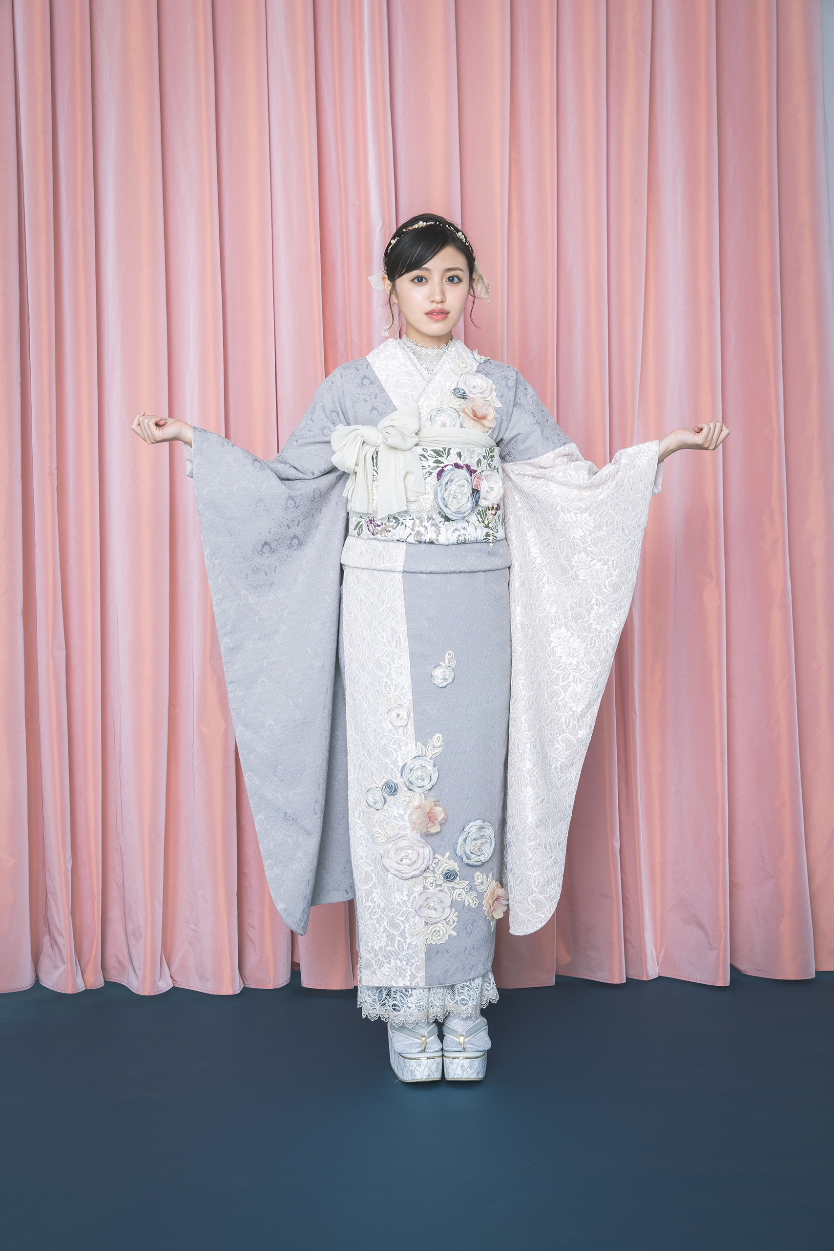 振袖　レンタル　前撮り　撮影会　可愛い　おしゃれ　かっこいい　イマドキ　くすみ　レトロ　安い　ニューヘップバーンミニョン　水色　立体花　フレンチガーリー　おしゃれ　レースインナー/ブーツコーデ　かぶらない　香音【通販可】24009　ヘップバーンミニョン　グレー/ニュアンスカラー　立体花　フレンチガーリー　おしゃれ　レースインナー　かわいい　香音【通販可】25080