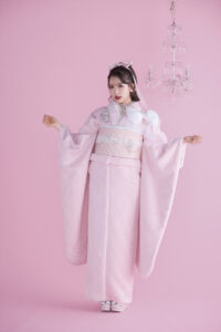 振袖　レンタル　奈良　振袖安い　最新作ヘップバーンシュシュ　ピンク　ファー/ジャガード生地　リボン・キラキラパーツ付き　一番目立つ　ふわふわ振袖　セレブ　かわいい　伊藤桃々