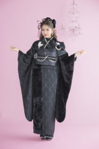 振袖　レンタル　奈良　振袖安い　最新作ヘップバーンシュシュ　黒　ファー/ジャガード生地　リボン・キラキラパーツ付き　ふわふわ振袖　人とかぶらない　かわいい　セレブ　伊藤桃々