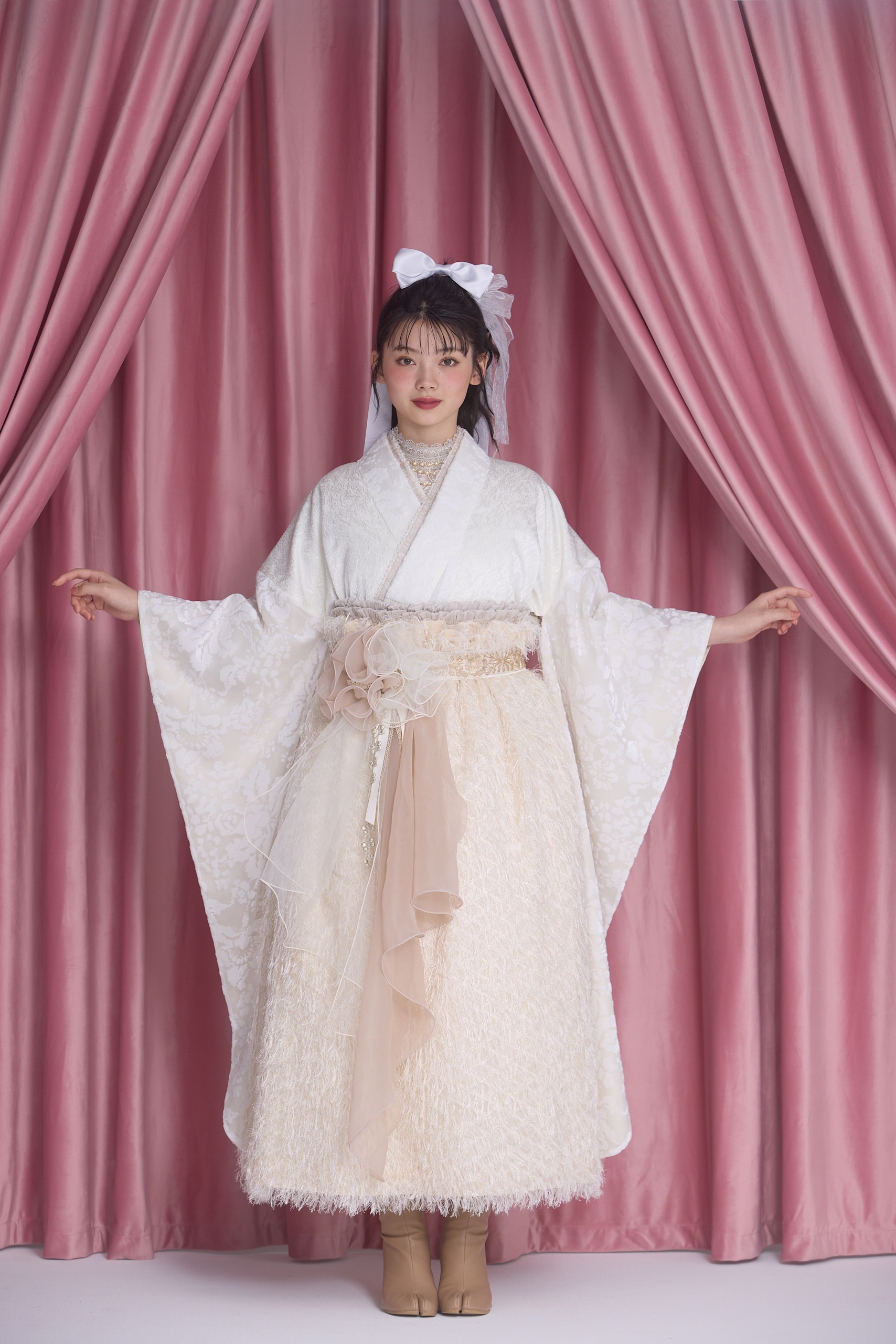 くすみカラー　白/オフホワイト　ドレス袴　シャギー素材　洋風　ガーリー　かぶらない　ブーツスタイル　かわいい　南琴奈　奈良　振袖
