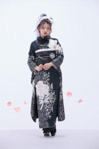 振袖　レンタル　奈良　振袖安い　最新作ヘップバーンローズ　黒/白　バラ柄/リボン柄　エレガント　かわいい　ドレッシー　キラキラスワロフスキー付き　レースインナー/リボンコーデ　南琴奈