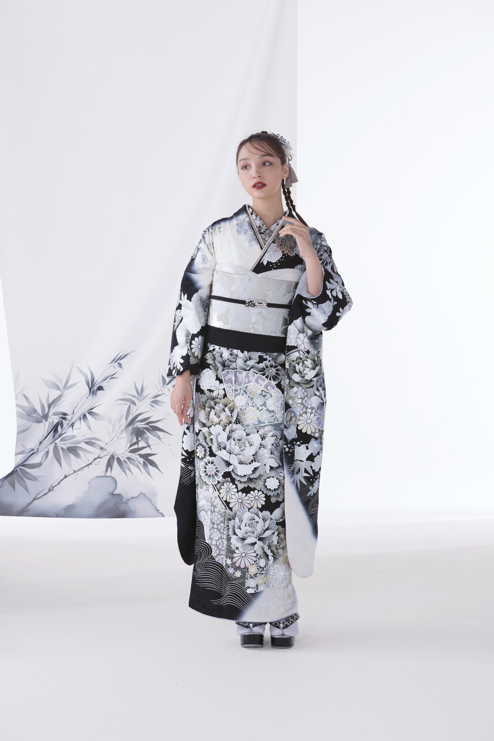 振袖　レンタル　奈良　振袖安い　粋古典　シルバー/白黒　扇面柄/牡丹柄　最高級金彩刺繍友禅　かっこいい　大人っぽい振袖　キラキラスワロフスキー付き　目立つ　香川るな