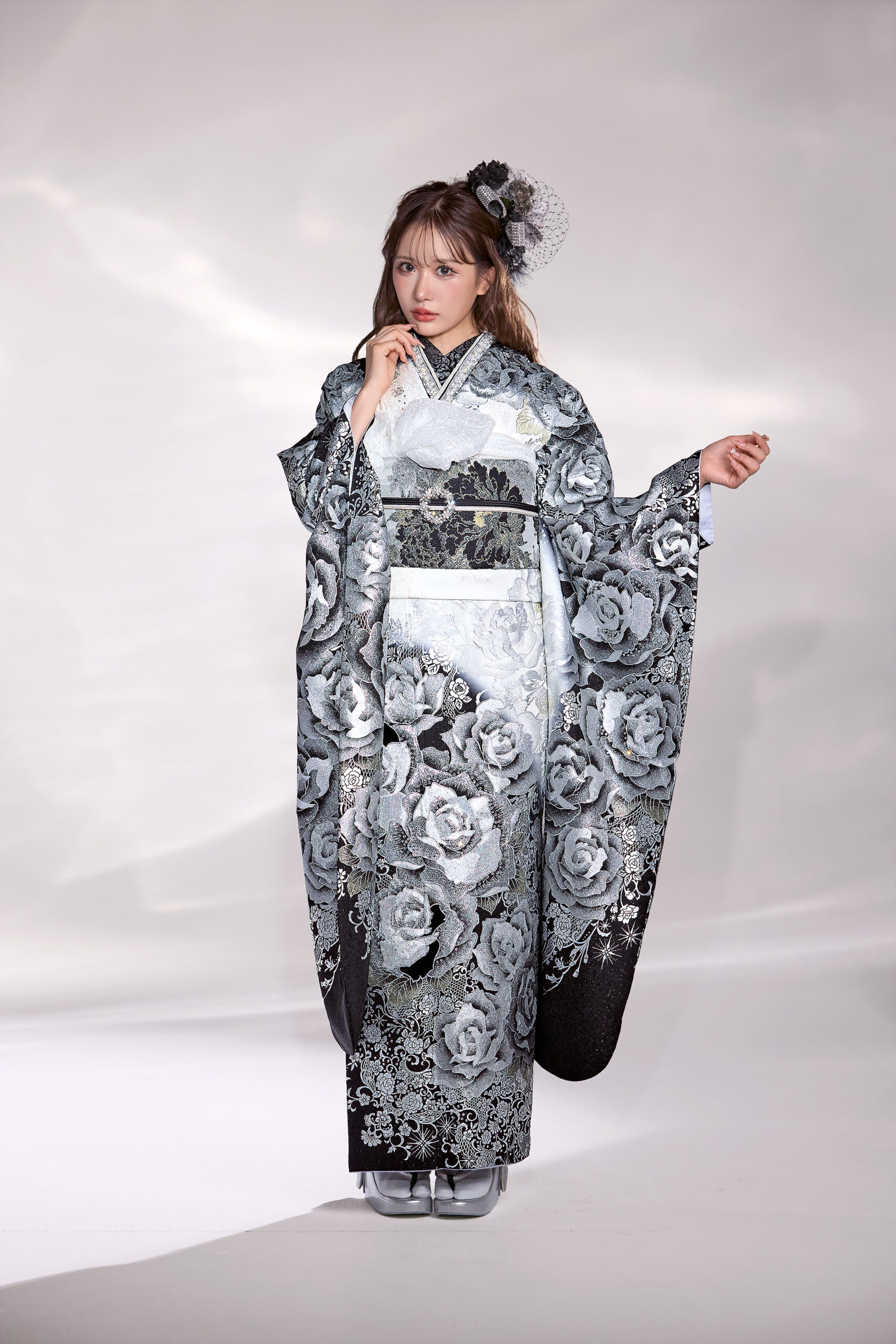 振袖　レンタル　奈良　帯　可愛い　アレンジ　華やか　綺麗　モード系　黒/シルバー(銀色)　バラ柄　一番人気　派手　ギャル振袖　目立つ　かっこいい　キラキラスワロフスキー付き　ゴージャス　伊藤桃々【通販可】22006