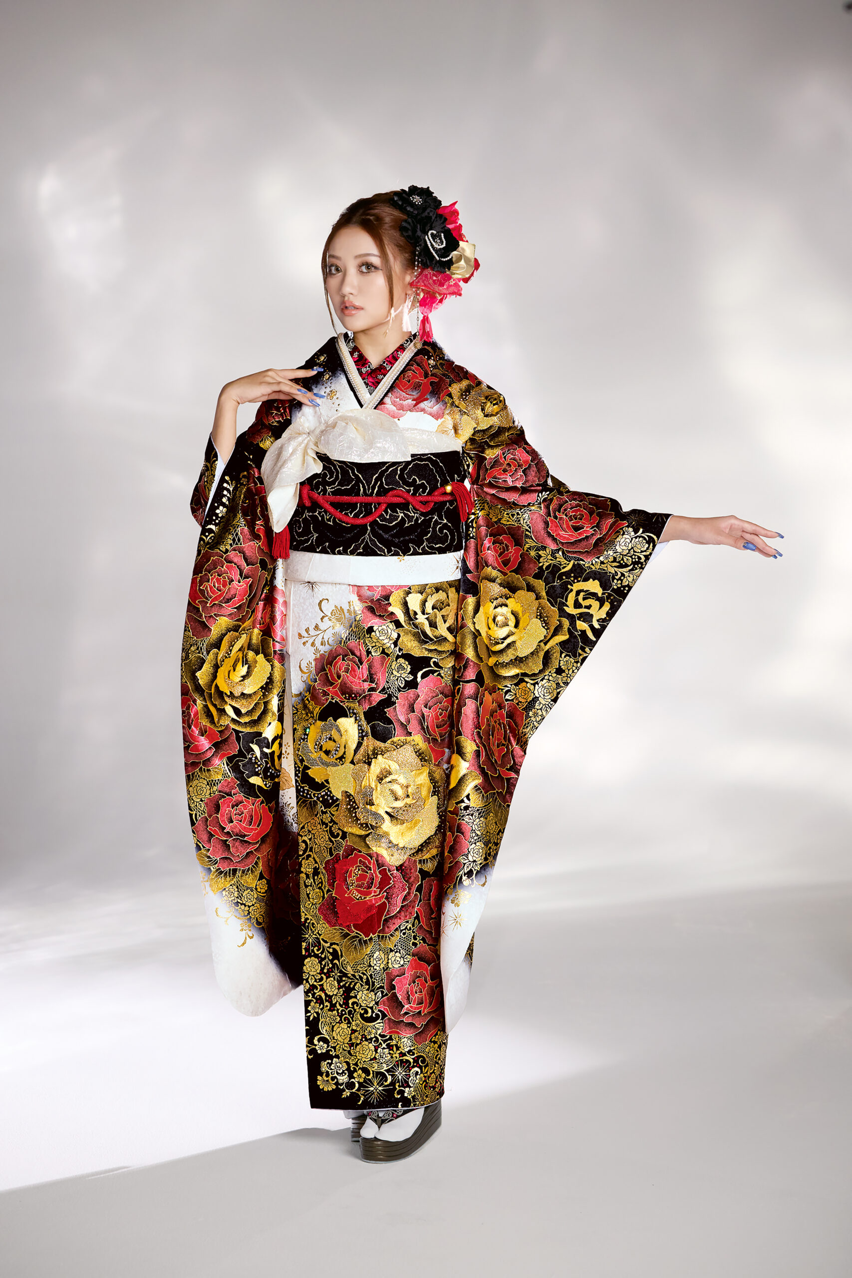 振袖　レンタル　奈良　帯　可愛い　アレンジ　華やか　綺麗　モード系　赤/黒/ゴールド(金色)　薔薇柄　ゴージャス　派手　華やか　ギャル振袖　豪華　キラキラスワロフスキー付き　セクシー　中村りおん【通販可】21049