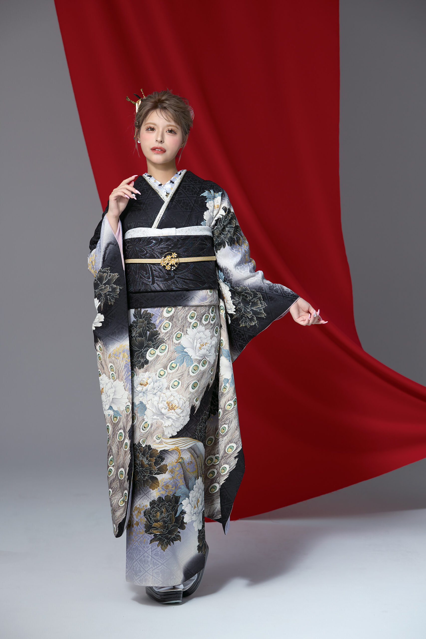 ジャパンモード　黒/グレー　孔雀柄　大人っぽい　かっこいい着こなし振袖　渋い　クール　極妻風　今井アンジェリカ