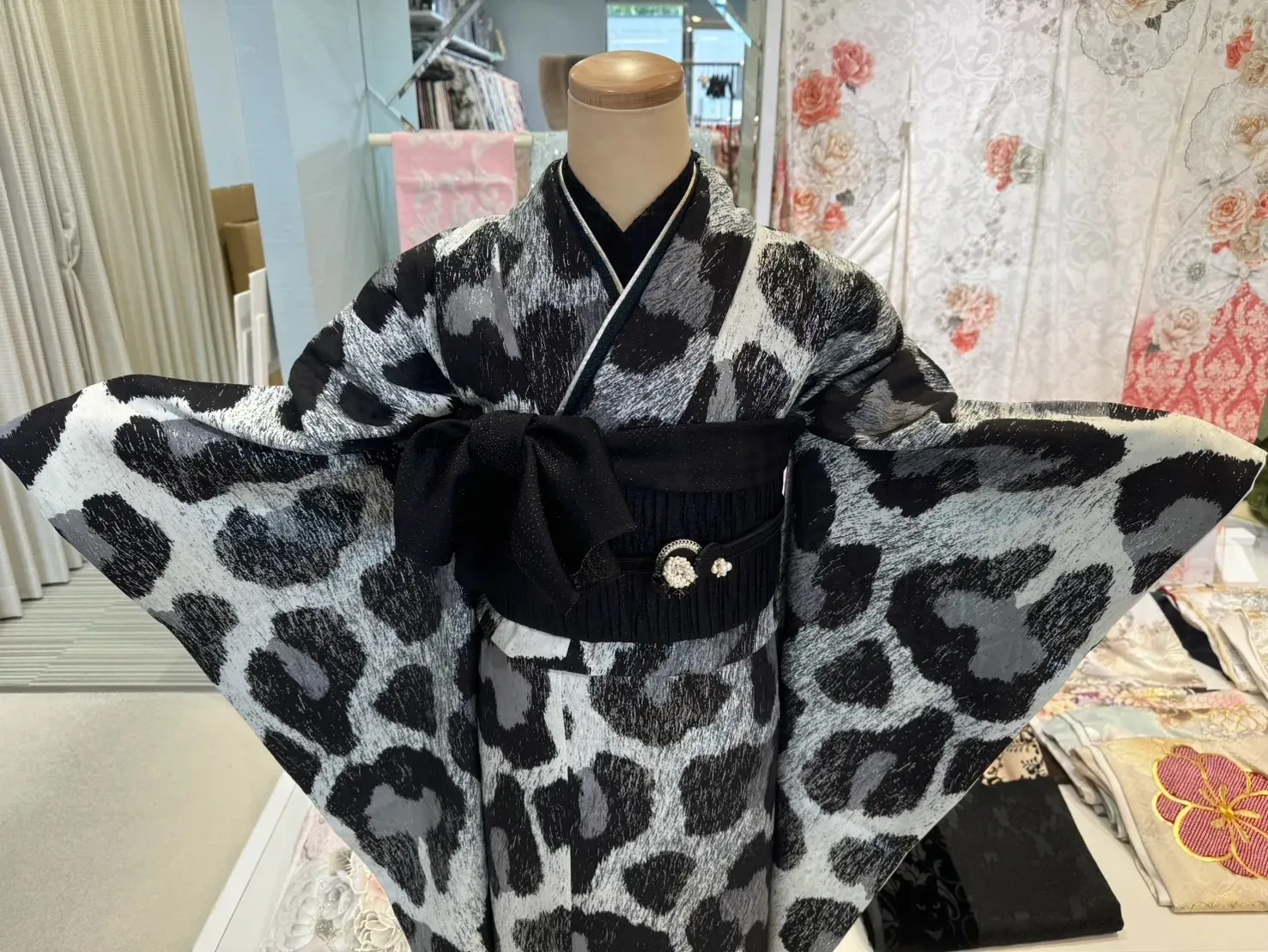 TAKAZEN　タカゼン　成人式振袖　振袖レンタル　レオパード柄　ヒョウ柄　シック　モノトーン　おしゃれ　黒白