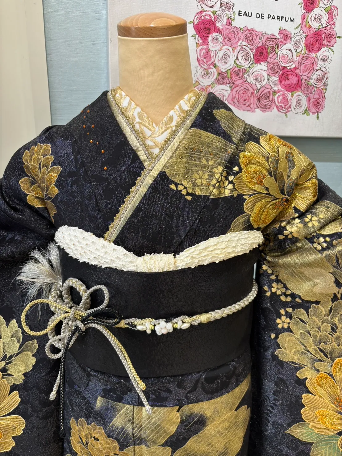 成人式　振袖レンタル　モード　キラキラ　金彩　渋い　牡丹柄