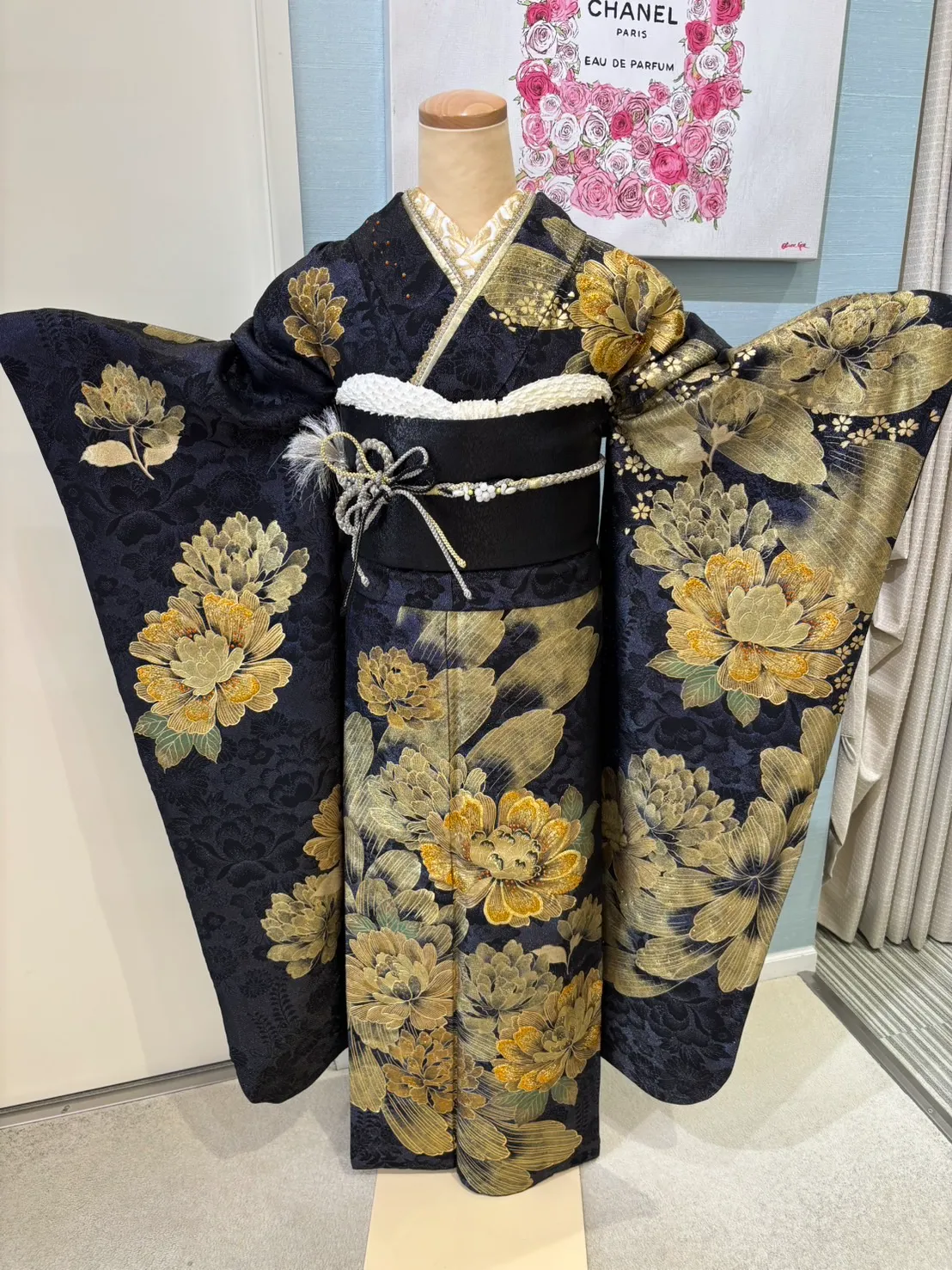 成人式　振袖レンタル　モード　キラキラ　金彩　渋い　牡丹柄