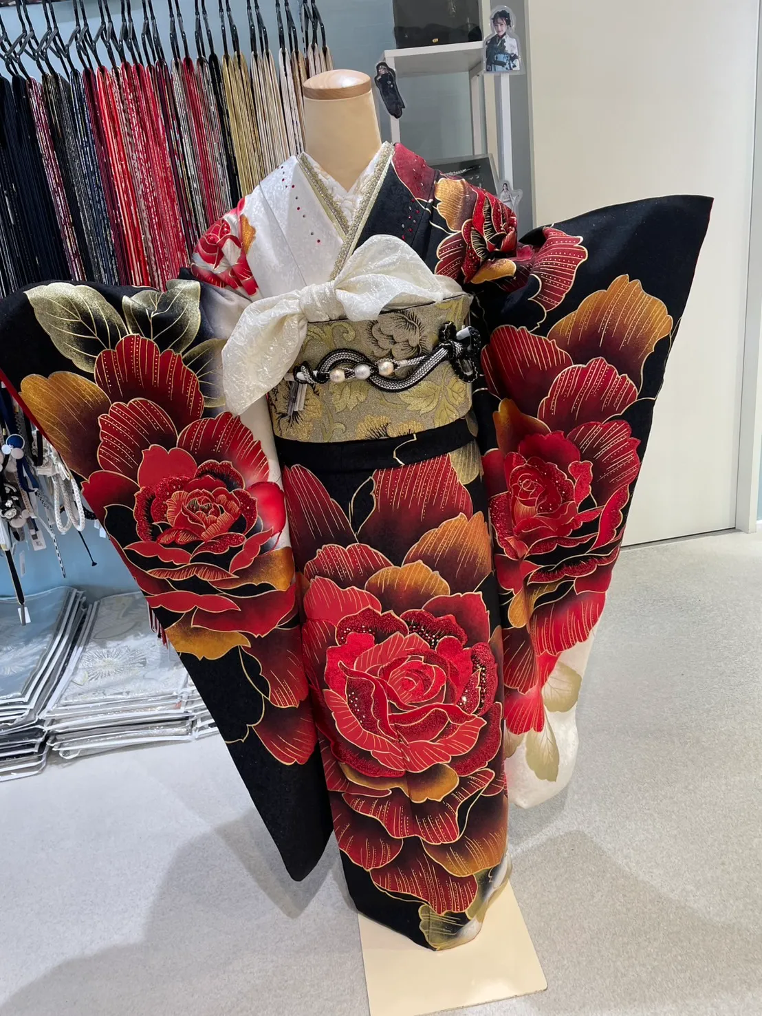振袖　赤　モード　薔薇　派手