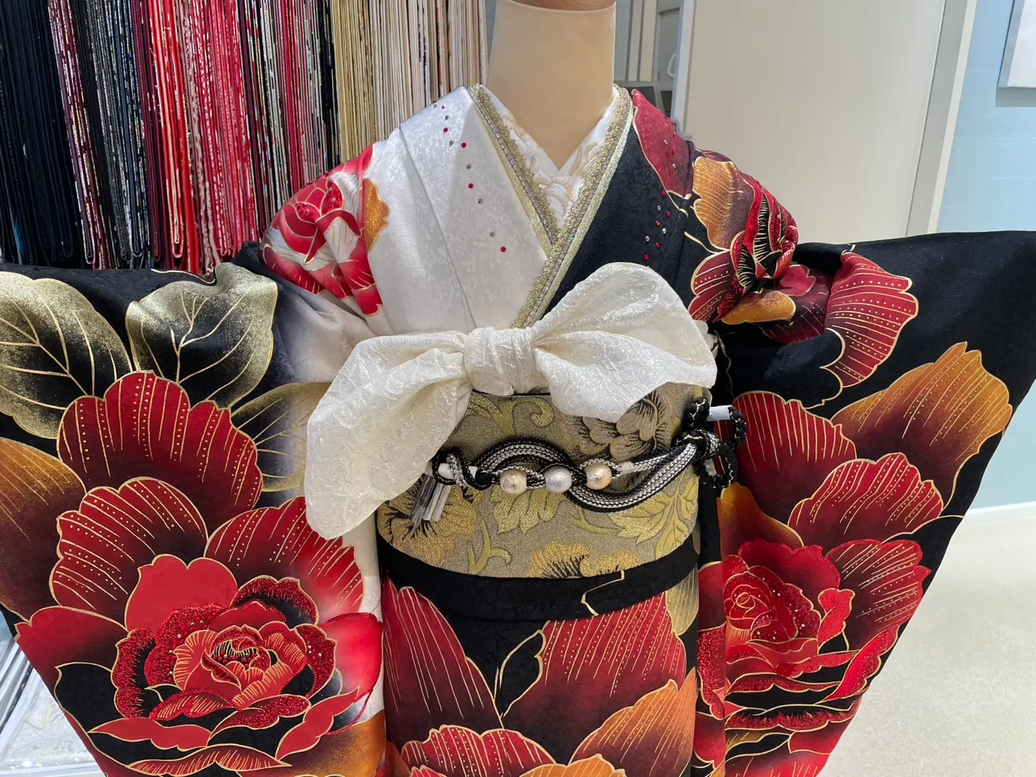 振袖　赤　モード　薔薇　派手
