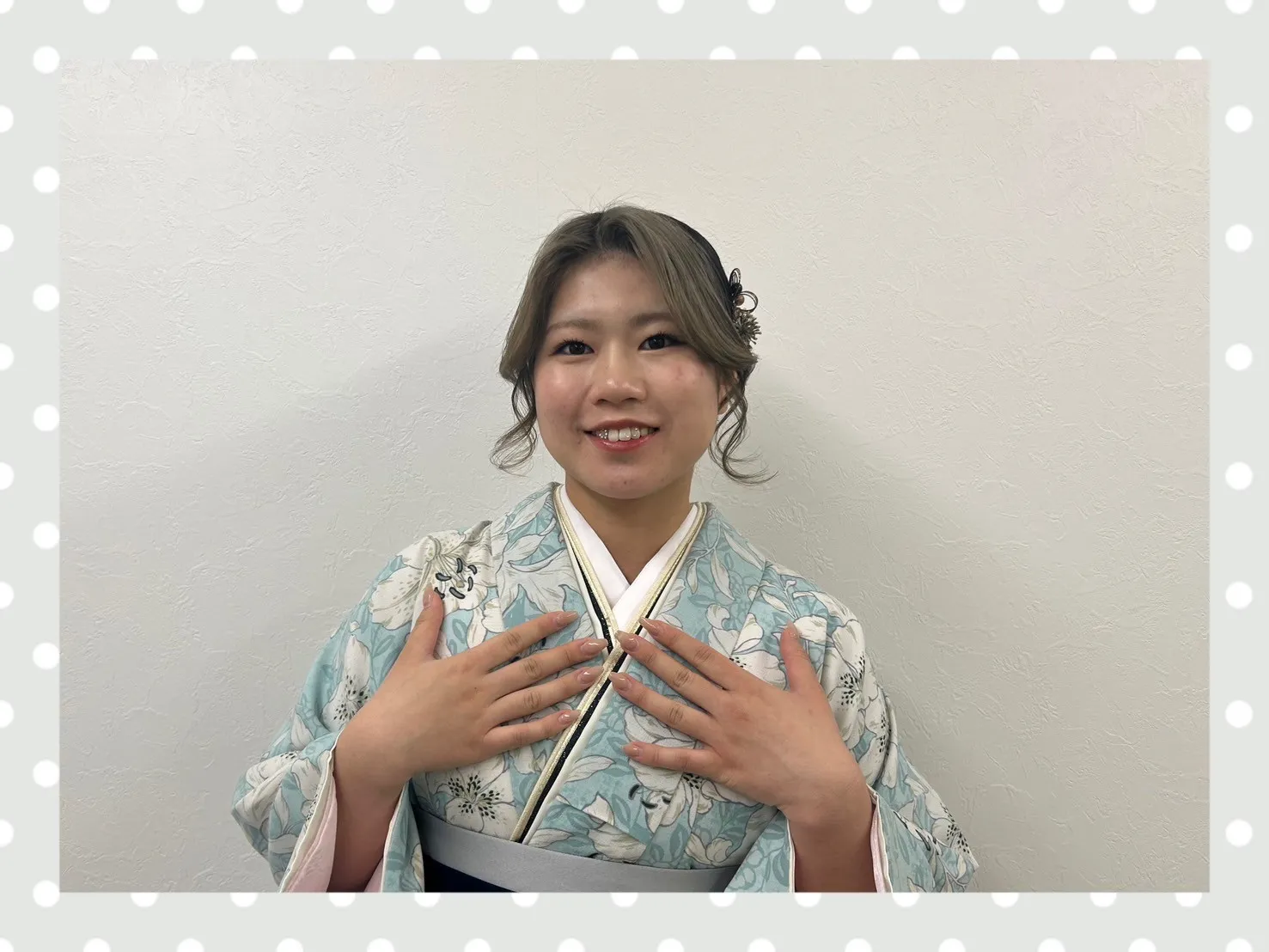卒業式　袴　前撮り撮影会　奈良　玉城ティナ×紅一点ブランド袴　水色/アイスブルー　ユリ柄　かわいい　爽やか　寒色系　リボン半襟　トレンド