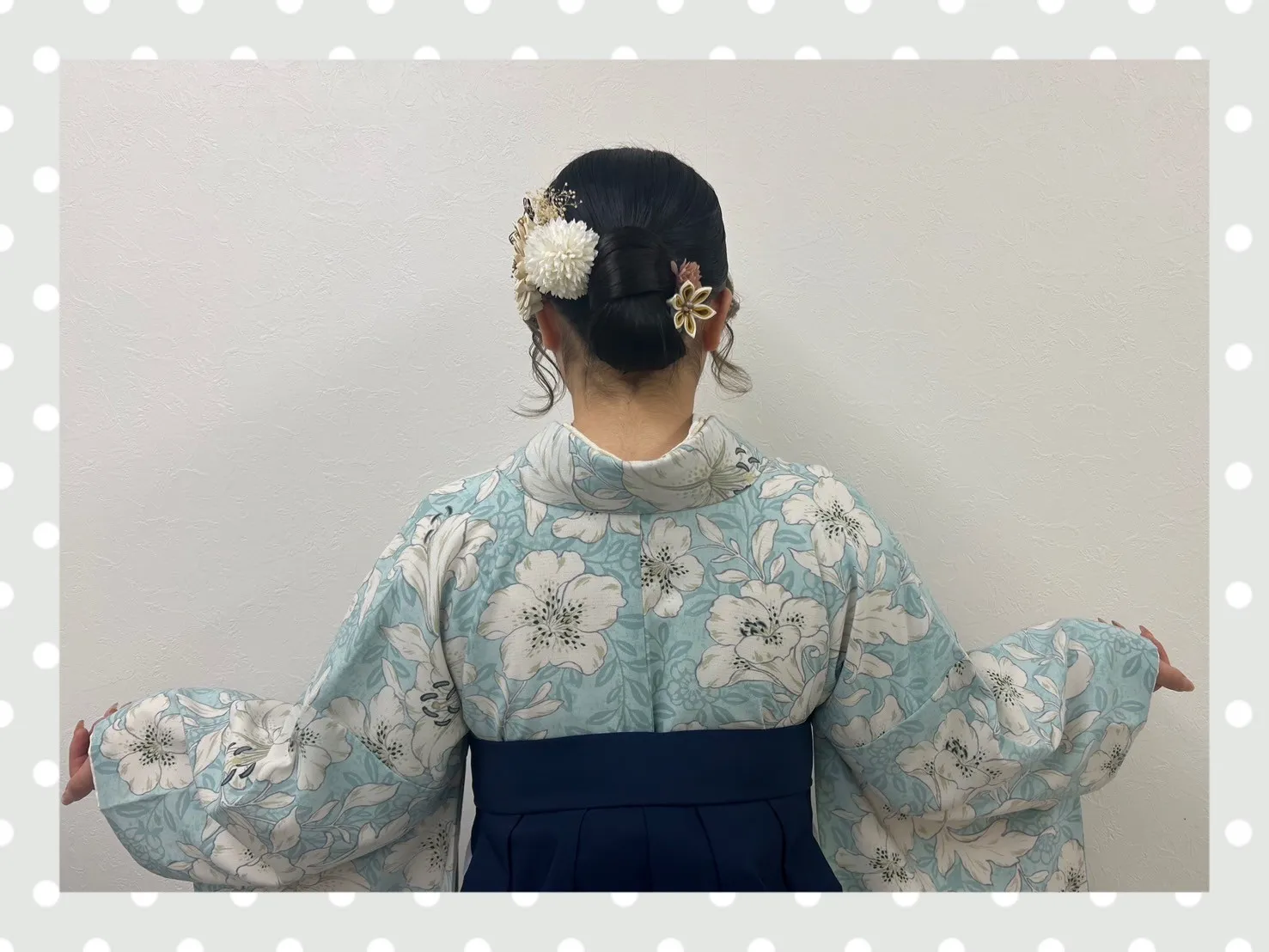 卒業式　袴　前撮り撮影会　奈良　玉城ティナ×紅一点ブランド袴　水色/アイスブルー　ユリ柄　かわいい　爽やか　寒色系　リボン半襟　トレンド