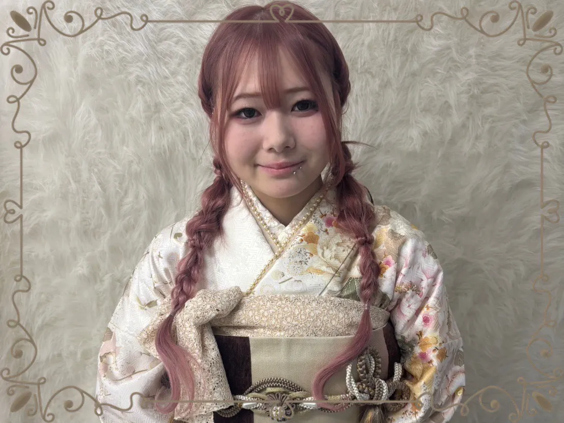 振袖　レンタル　奈良　くすみカラーガーリー　アイボリー/白ベース　牡丹柄　透明感　綺麗　かわいらしい　オフカラー　香音ちゃん
